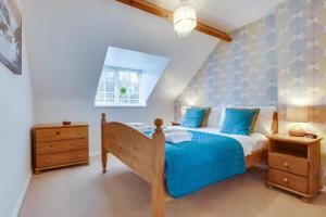 En eller flere senge i et værelse på Smugglers Cove Cottage