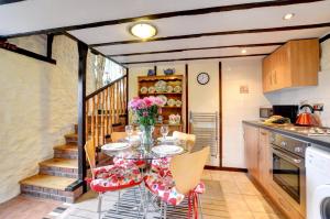 Kuchyň nebo kuchyňský kout v ubytování Waterswallow Cottage + 18 fotografií