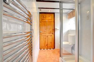 Waterswallow Cottage في Hutton le Hole: حمام مع مرحاض وباب خشبي +19 صورة
