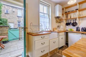 Una cocina o cocineta en Salts Mill Workers Cottage