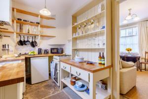 Una cocina o cocineta en Salts Mill Workers Cottage 6 fotos más