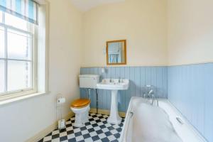 Un baño de Salts Mill Workers Cottage