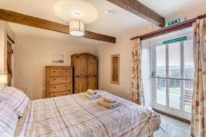 ミドルトン・イン・ティーズデールにあるSheep Havenのベッドと窓のある寝室 +19枚の写真