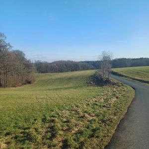 una carretera en medio de un campo en Gemütliches Ferienapartment Für jedes Budget, en Horhausen