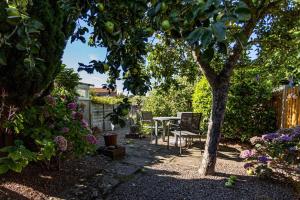 Aed väljaspool majutusasutust Ness Cottage