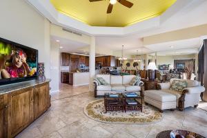 Μια τηλεόραση ή/και κέντρο ψυχαγωγίας στο 2BR ocean and sunset views in Mauna Lani point