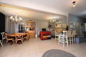 Kuchyň nebo kuchyňský kout v ubytování לוז כנרת של רשת לב הגולן - וילה ו-4 צימרים מושלמים עם בריכה משותפת מחוממת ומקורה, ליד הכנרת