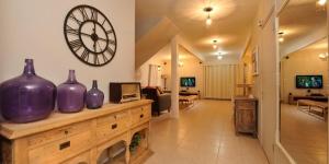 TV a/nebo společenská místnost v ubytování לוז כנרת של רשת לב הגולן - וילה ו-4 צימרים מושלמים עם בריכה משותפת מחוממת ומקורה, ליד הכנרת