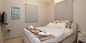 Postel nebo postele na pokoji v ubytování לוז כנרת של רשת לב הגולן - וילה ו-4 צימרים מושלמים עם בריכה משותפת מחוממת ומקורה, ליד הכנרת