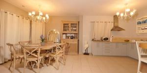 Kuchyň nebo kuchyňský kout v ubytování לוז כנרת של רשת לב הגולן - וילה ו-4 צימרים מושלמים עם בריכה משותפת מחוממת ומקורה, ליד הכנרת + 25 fotografií