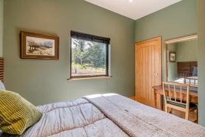 Ένα ή περισσότερα κρεβάτια σε δωμάτιο στο Owl Cottage - The Wood