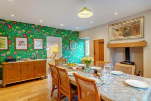 リッチモンドにあるEllerton Houseのテーブルと椅子のあるキッチンとダイニングルーム