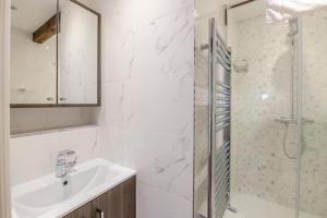 un bagno bianco con lavandino e doccia di Well Cottage - West Burton a West Burton Altre 22 foto