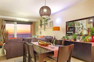 TV a/nebo společenská místnost v ubytování Horizon Bay 1201 by Host Agents