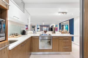 Dapur atau dapur kecil di Eden On The Bay 108 by Host Agents