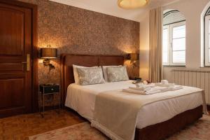 a bedroom with a large bed in a room at Porta do Jardim in São Pedro do Sul