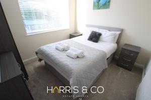 una camera da letto con un letto con asciugamani sopra di Poolfoot Villas a Thornton