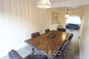 una sala da pranzo con tavolo e sedie in legno di Poolfoot Villas a Thornton