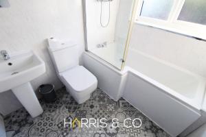 un bagno con wc, lavandino e doccia di Poolfoot Villas a Thornton Altre 16 foto
