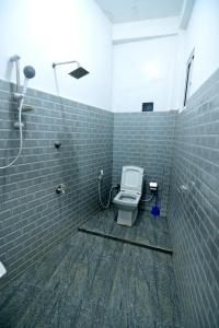 a bathroom with a toilet and a shower at Green View Peak Restaurant in Gampola