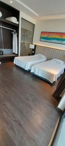 - 2 lits dans une chambre d'hôtel dotée de parquet dans l'établissement The Sapphire S2 Hạ Long, à Hạ Long