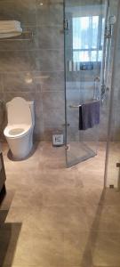 une salle de bain avec toilettes et douche en verre dans l'établissement The Sapphire S2 Hạ Long, à Hạ Long