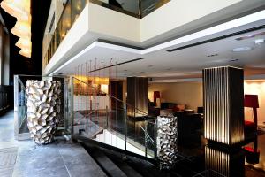 un hall d'hôtel avec un escalier dans l'établissement Grums Hotel & Spa, à Barcelone