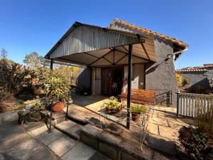 una casa con toldo en un patio en Pied Cow Cottage, en Hilton