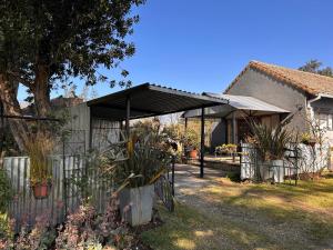 una casa con un toldo negro en un patio en Pied Cow Cottage, en Hilton 3 fotos más