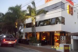 ヴィラ・カルロス・パスにあるHotel Capvioのホテル前に停車するトラック