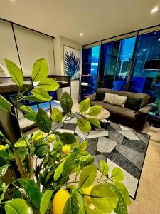 Χώρος καθιστικού στο Stylish 2B1B Apartment with Indoor Balcony