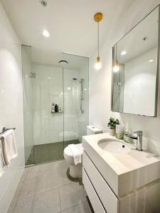 Ένα μπάνιο στο Stylish 2B1B Apartment with Indoor Balcony