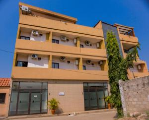 an apartment building with windows at Residencial La Gran Via in Luanda