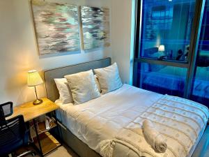 Ένα ή περισσότερα κρεβάτια σε δωμάτιο στο Stylish 2B1B Apartment with Indoor Balcony