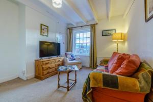 TV a/nebo společenská místnost v ubytování Alice Cottage