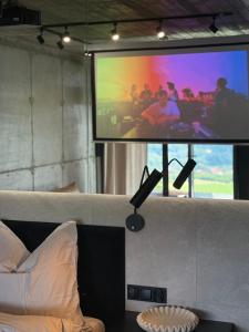 un téléviseur à écran plat suspendu au-dessus d'un canapé dans l'établissement Apartament Odlot, à Międzybrodzie Żywieckie