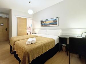 A bed or beds in a room at Pension Berceo