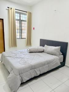 Кровать или кровати в номере Stayhouz Dlaguna- Free Netflix Wifi