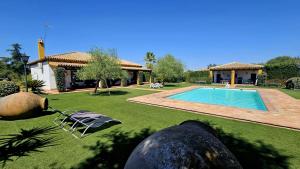 ein Haus mit einem Swimmingpool im Hof in der Unterkunft Casa Rural Azahares de Marchena in Marchena