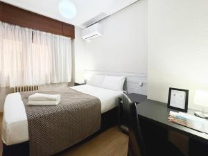 A bed or beds in a room at Pension Berceo