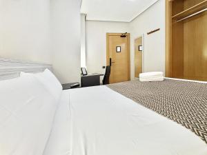 A bed or beds in a room at Pension Berceo