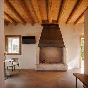 a fireplace in a room with a table and chairs at Agriturismo Castel Bricon in Lonigo