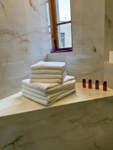 un mucchio di asciugamani seduti su un bancone in bagno di Apartament Oaza No 511 Green a Toruń