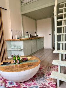 a kitchen with a bath tub in the middle of a room at Apartament 511 Green AC Progres in Toruń