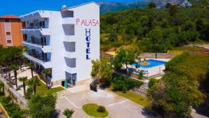 Bazén v ubytování Hotel Palasa nebo v jeho okolí