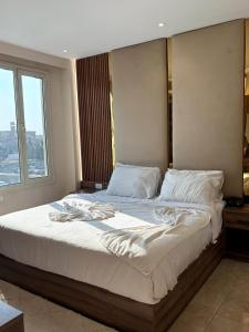 Ein Bett oder Betten in einem Zimmer der Unterkunft Ra Palace Pyramids View Hotel