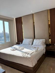 Ein Bett oder Betten in einem Zimmer der Unterkunft Ra Palace Pyramids View Hotel