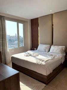Ein Bett oder Betten in einem Zimmer der Unterkunft Ra Palace Pyramids View Hotel