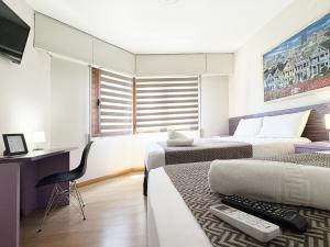 A television and/or entertainment centre at Pension Berceo