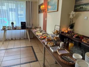 a long table with food on it in a room at Lawendowy Zakątek - przytulne pokoje i pyszne śniadania in Łeba